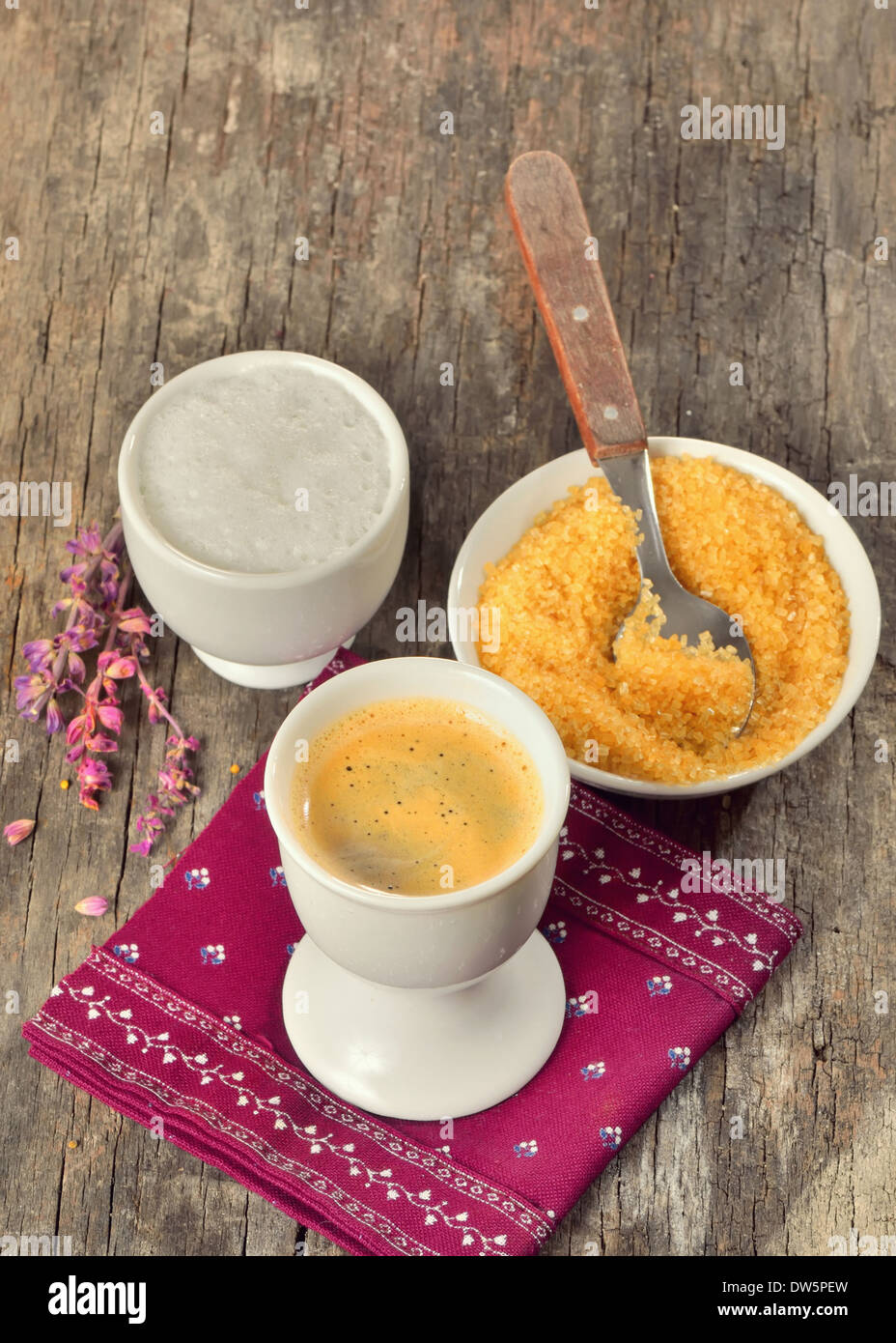 Cappuccinotasse und Milch auf altem Holz Stockfoto