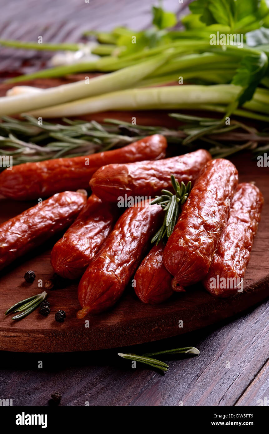 Geräucherte Würstchen auf Holztisch Stockfoto