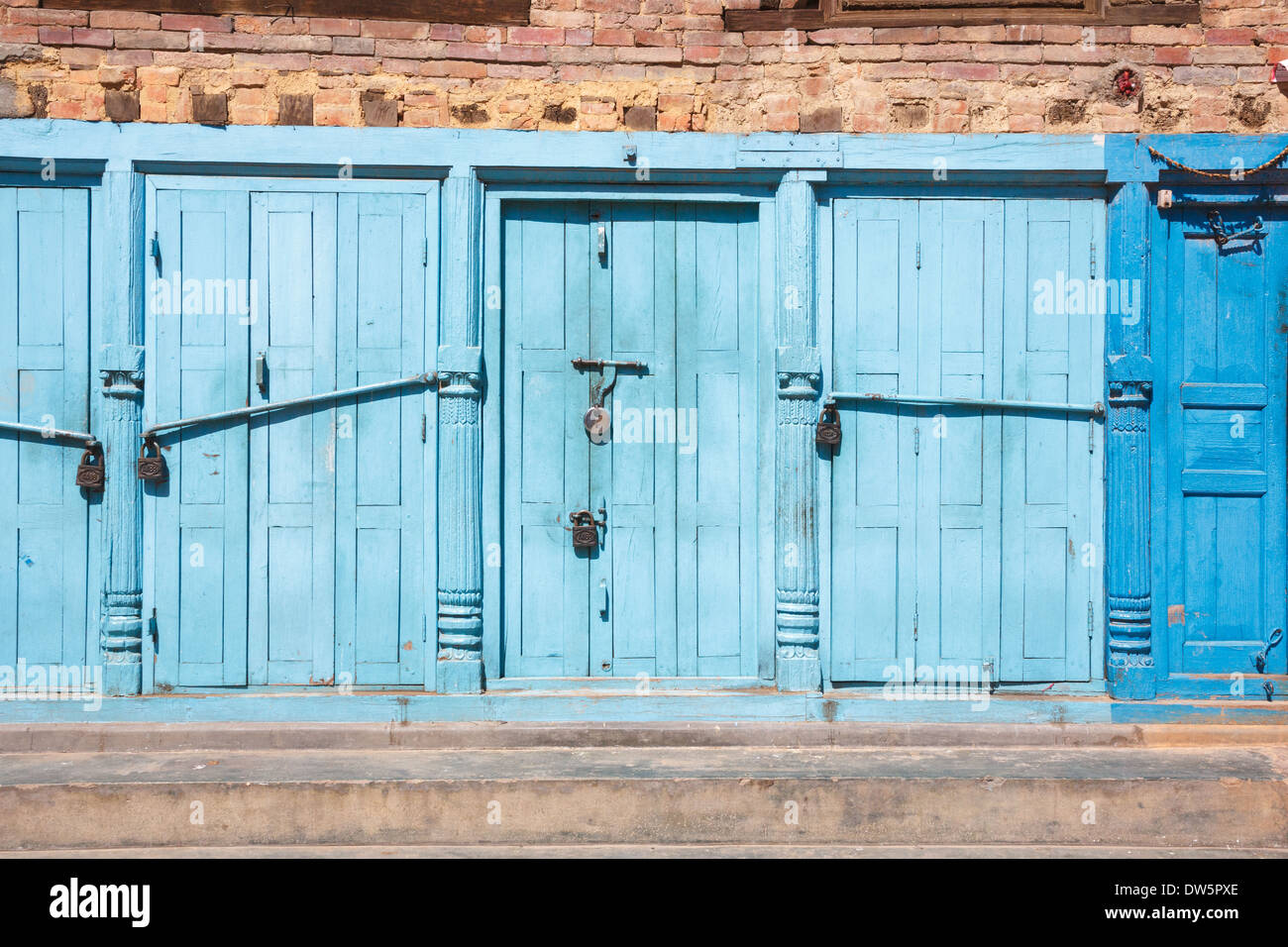 Blaue Türen verschlossen mit Vorhängeschlössern hintereinander in Patan, Nepal Stockfoto