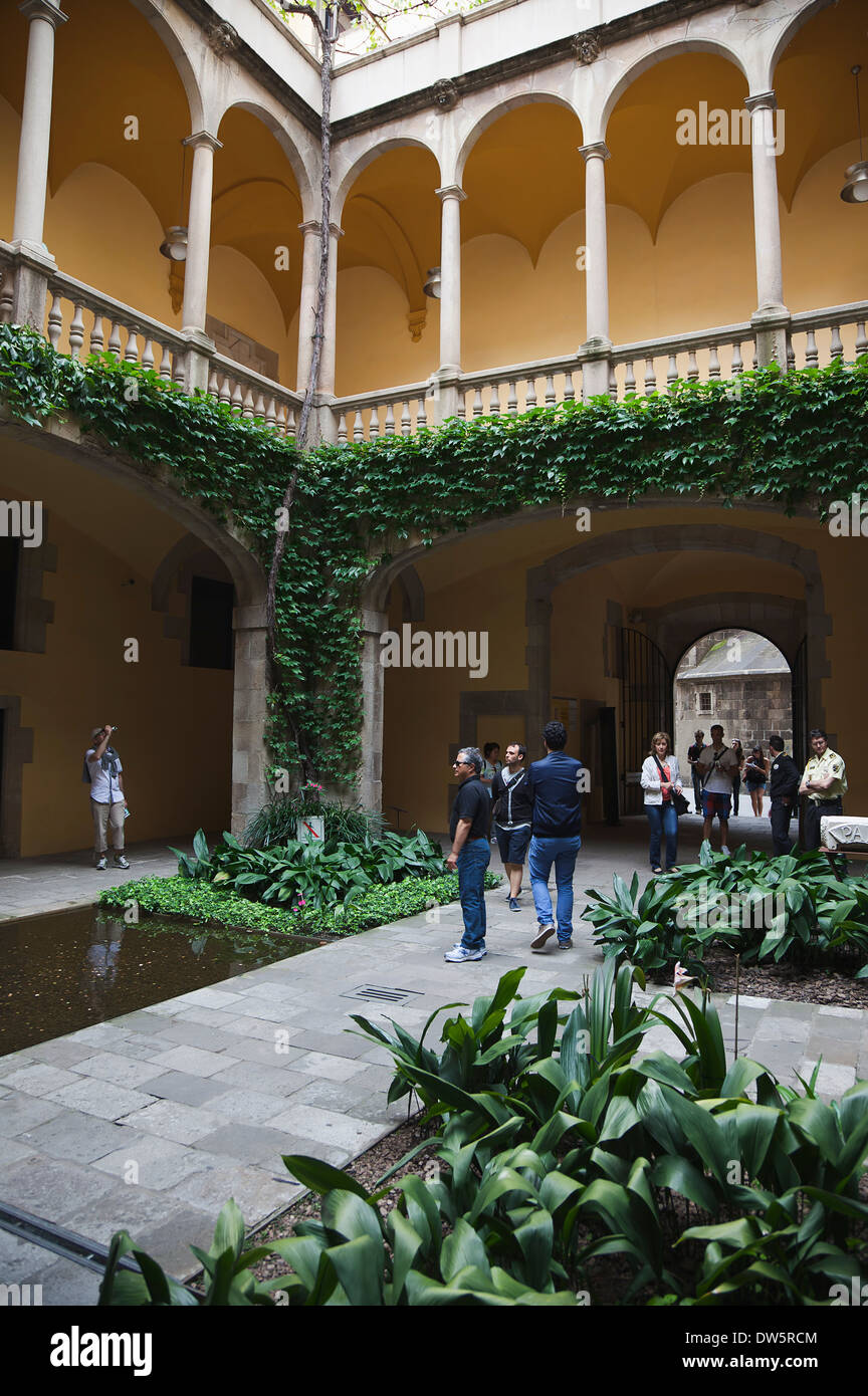 Spanien, Katalonien, Barcelona, Touristen in den Innenhof der Krone von Aragon Archiv Gebäude. Stockfoto