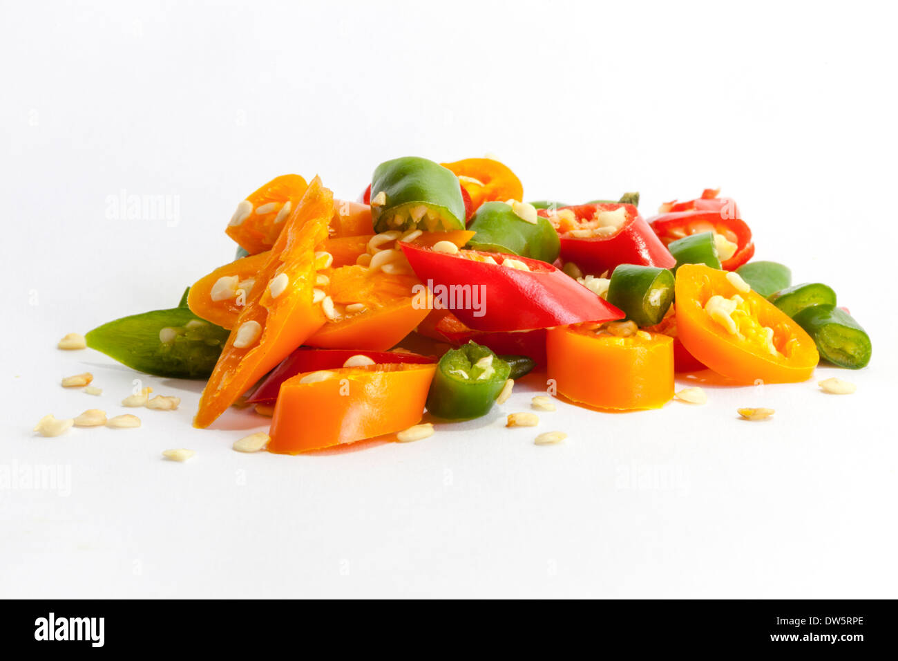 Grüne und rote gehackte Cayenne und thai Birds Eye chili peppers Stockfoto