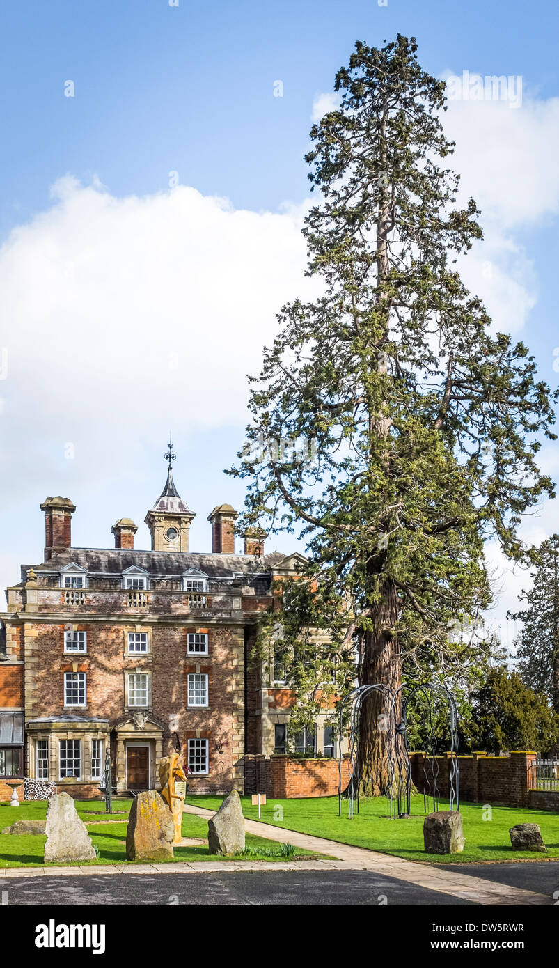 Vorderansicht des Twigworth House, Gloucestershire, England Haus der Natur im Kunstmuseum, mit Gartenfiguren Stockfoto