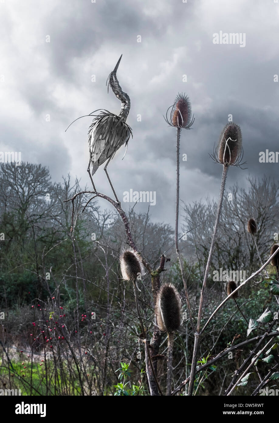Haus Twigworth, Gloucestershire, England die Heimat der Natur in der Kunst Museum, mit Garten Statuen wie diese Vögel aus Metall Stockfoto