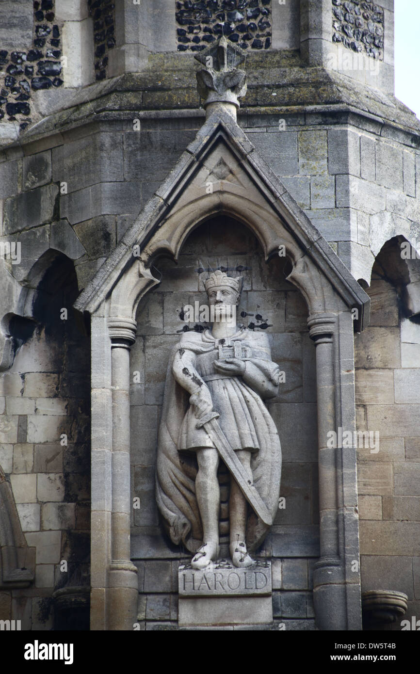 Statue von König Harold an der Fassade der Abteikirche Waltham Stockfoto