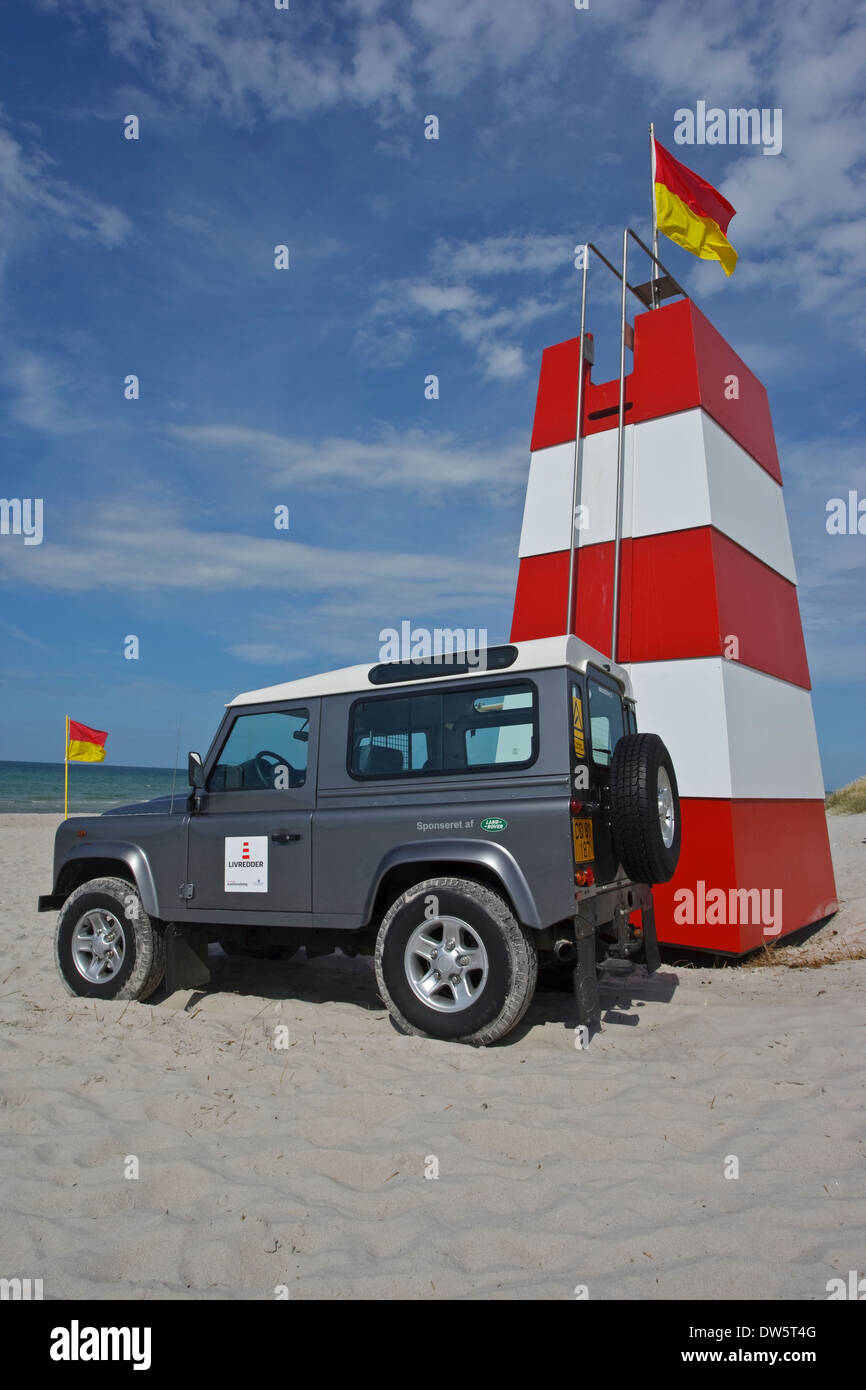 Der Sandstrand mit Rettungsschwimmer an der Kattegatküste durch Roervig-Flag, die die Zone der Rettungsschwimmer und Turm markiert Stockfoto