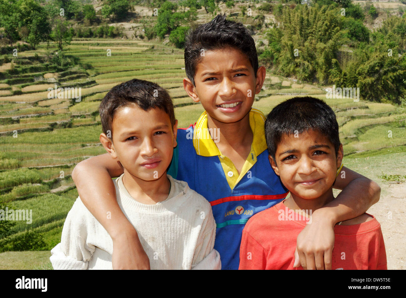 Drei nepalesischen Jungen posieren für Ihr Porträt Stockfoto
