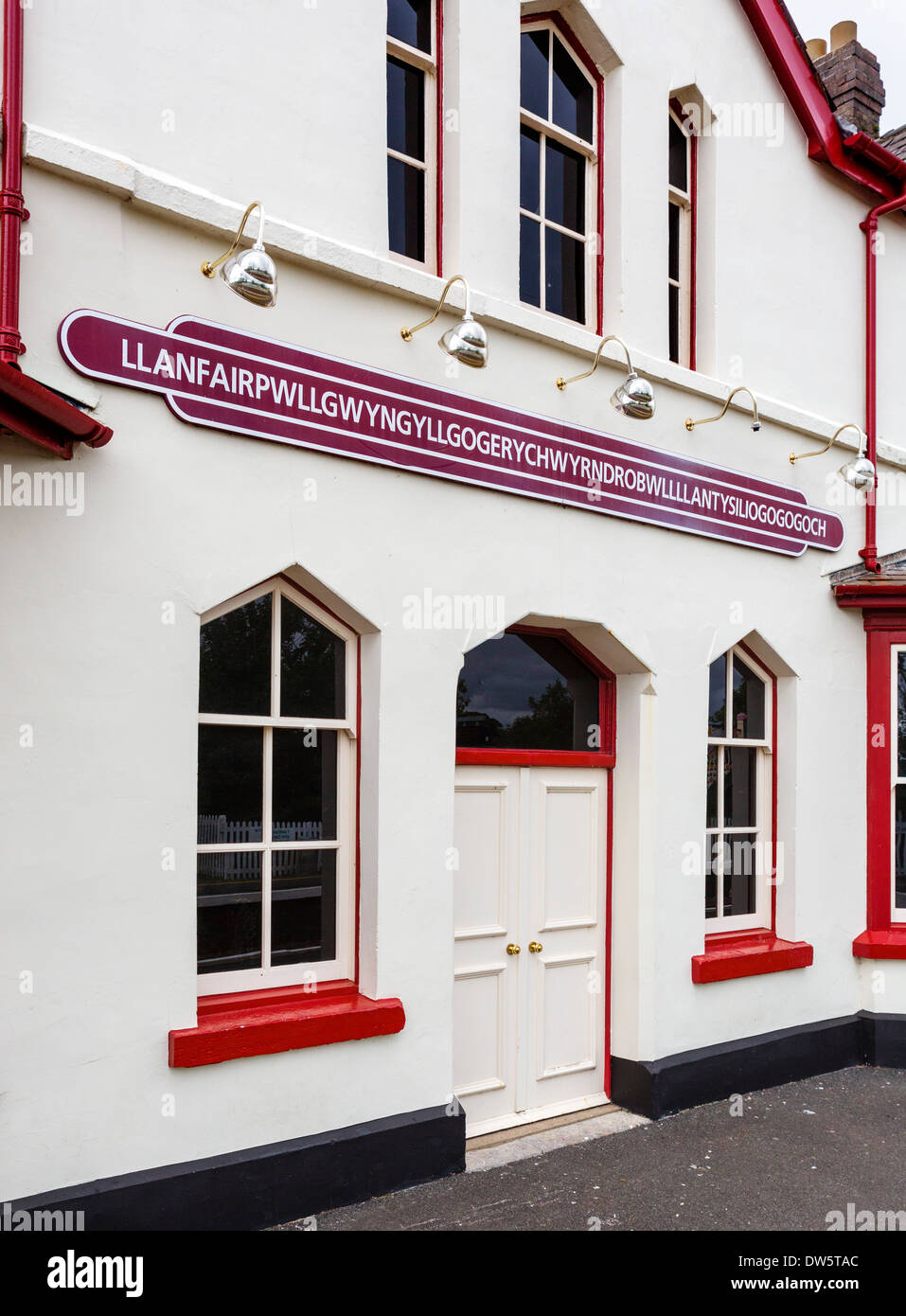 Bahnhof Zeichen für längste Ortsname in Großbritannien, Llanfairpwllgwyngyllgogerychwyrndrobwllllantysiliogogogoch, Anglesey, Wales, UK Stockfoto