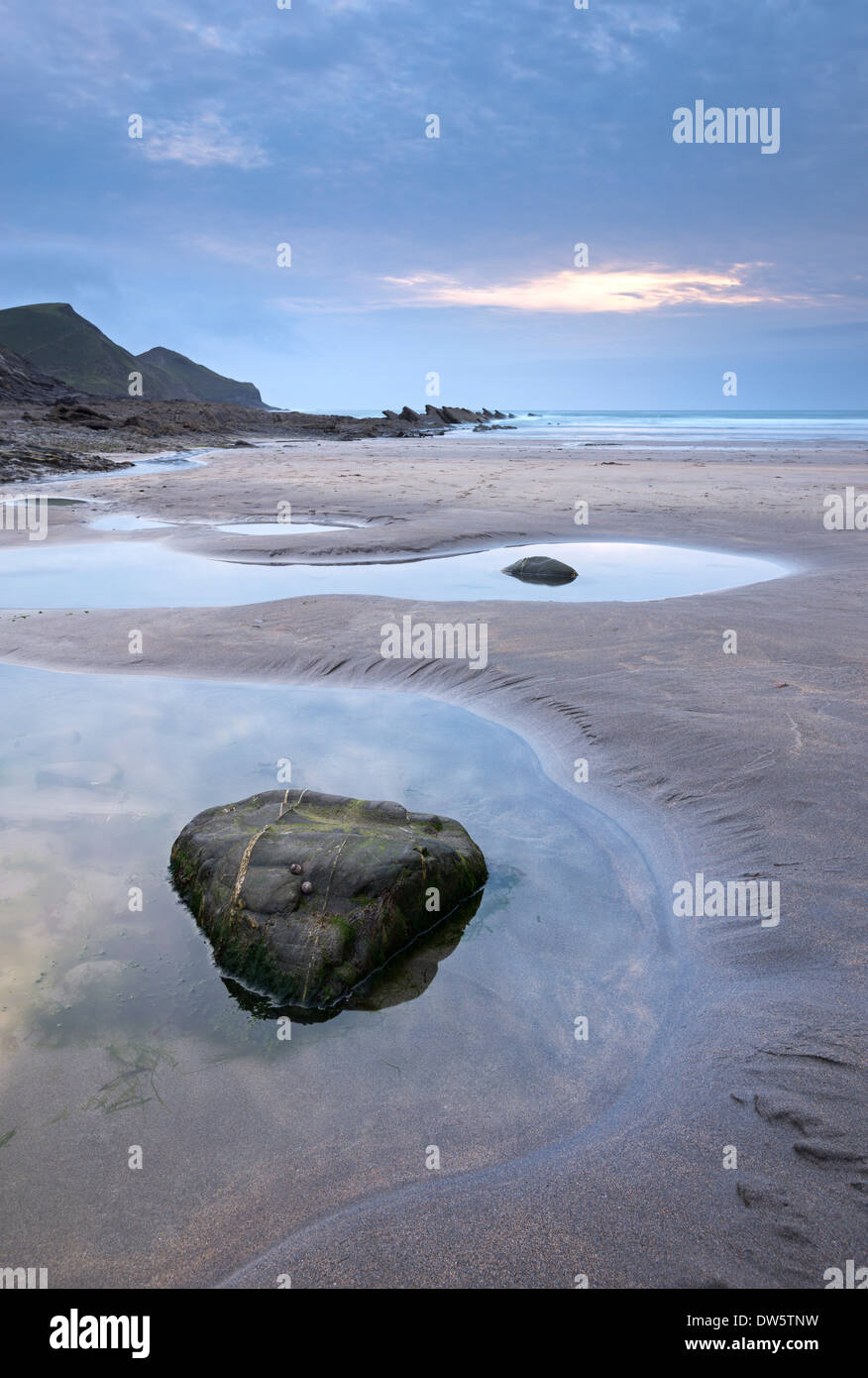 Fels-Pools am Strand von Crackington Haven während der Dämmerung, Cornwall, England. (Juli) im Sommer 2013. Stockfoto