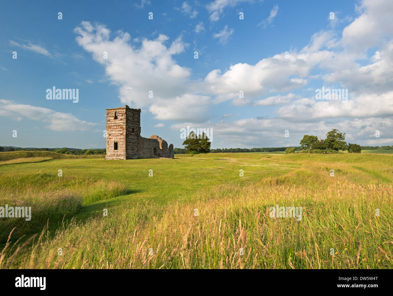 Die Ruinen von Knowlton Kirche inmitten einer Landschaft, Dorset, England. (Juli) im Sommer 2013. Stockfoto