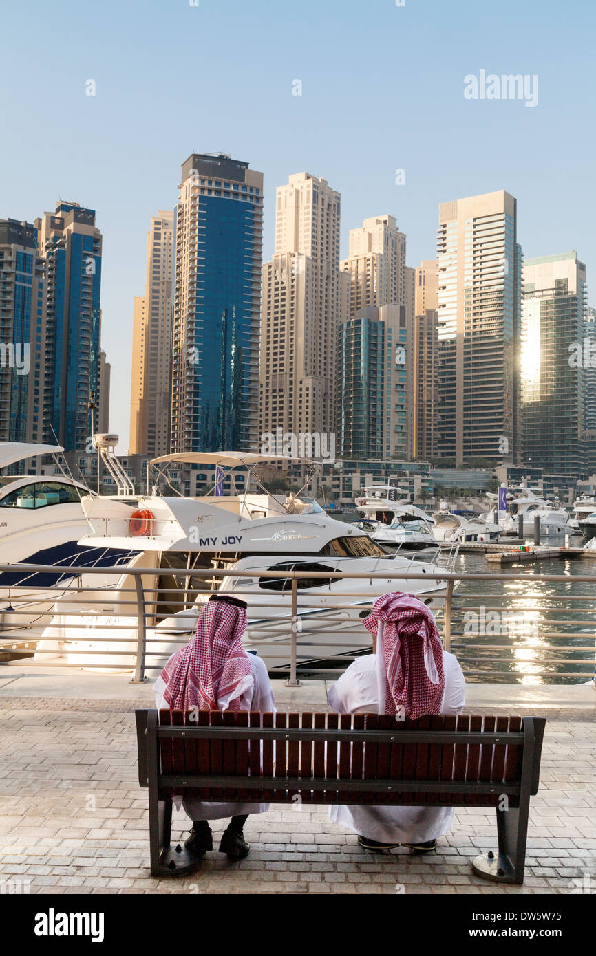 Zwei lokale arabische Männer sitzen in der Dubai Marina, Jumeirah Towers Area, Dubai UAE, Vereinigte Arabische Emirate, Naher Osten Stockfoto