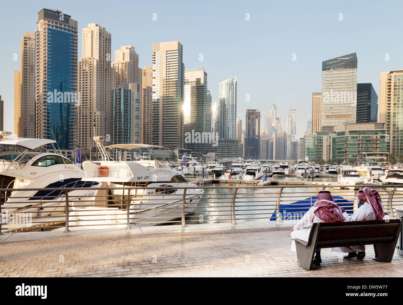 Zwei lokale arabische Männer sitzen in der Dubai Marina, Jumeirah Towers Area, Dubai UAE, Vereinigte Arabische Emirate, Naher Osten Stockfoto