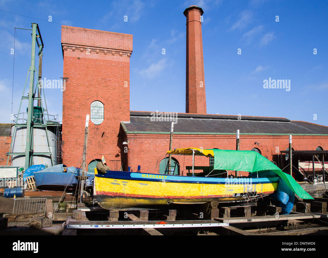 Pumpen Sie Haus und Boot im Trockendock für Reparaturen am Underfall Yard auf dem schwimmenden Hafen Bristol UK Stockfoto