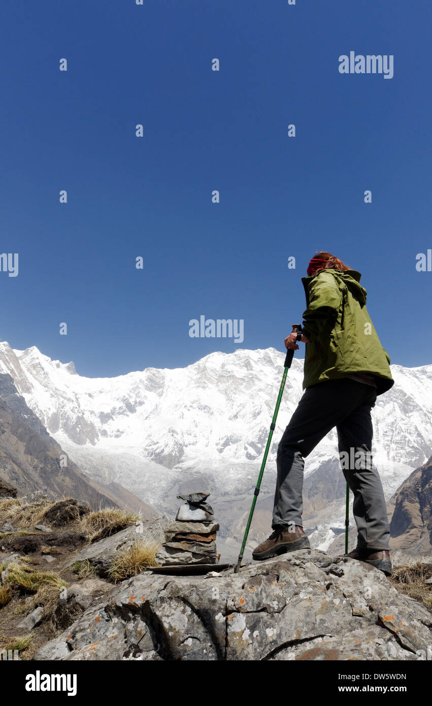 Eine Dame Trekker bewundern die riesige Landschaft im Annapurna Sanctuary, Nepal Stockfoto
