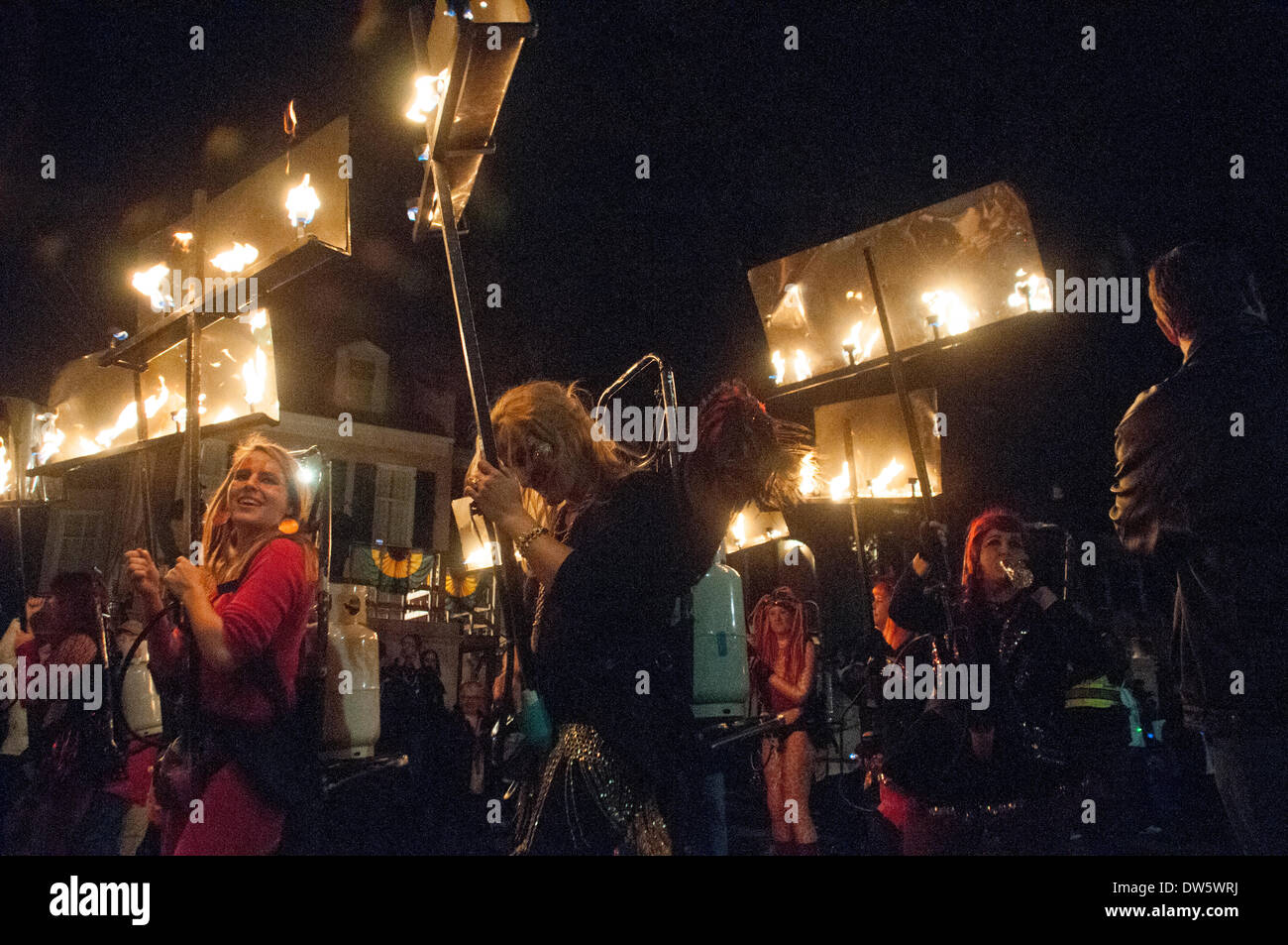 New Orleans, Louisiana, USA. 27. Februar 2014. Erste weibliche Flambeauxs der Karneval, der "Glambeauxs," Parade St. Charles Street mit der alle weiblichen Parade Musen in New Orleans, LA, auf Donnerstag, 27. Februar 2014. Bildnachweis: JT Blatty/Alamy Live-Nachrichten Stockfoto