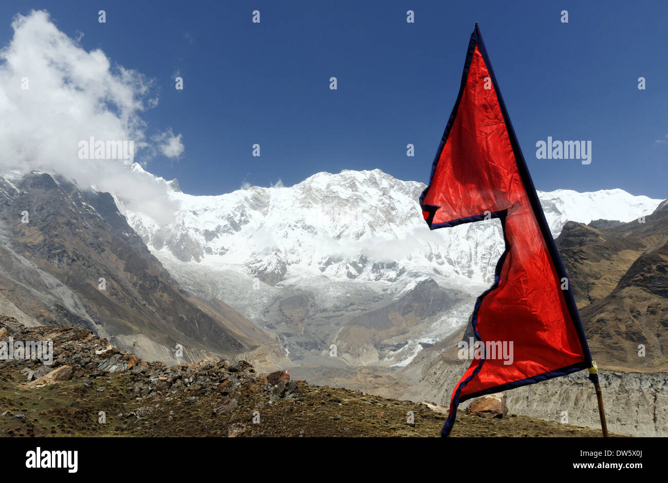 Die Flagge von Nepal im Annapurna Sanctuary, Nepal Stockfoto