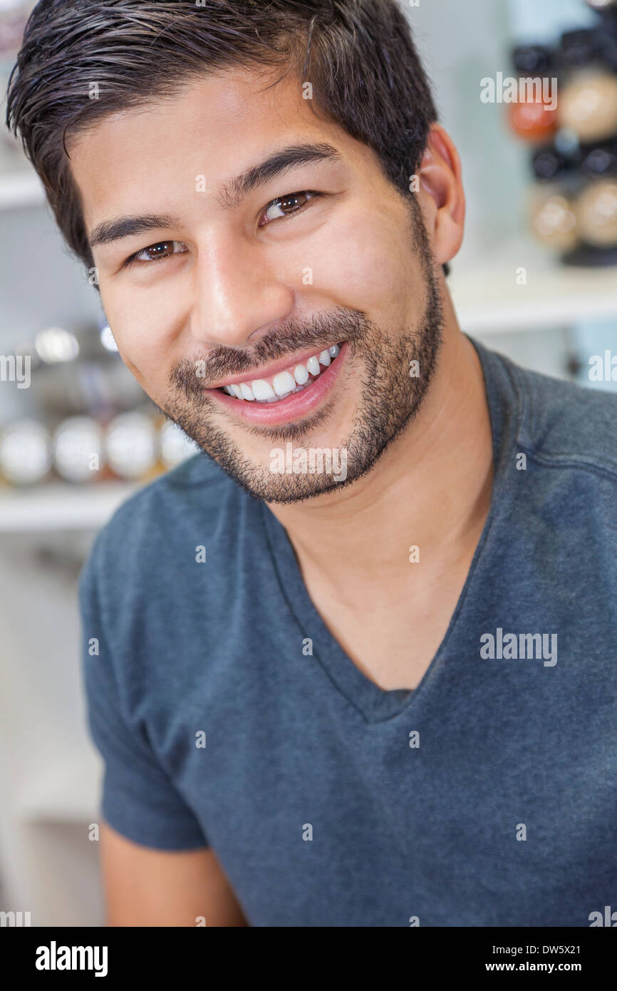 Porträt der schönen lächelnden jungen asiatischen Mann mit einem Bart Stockfoto