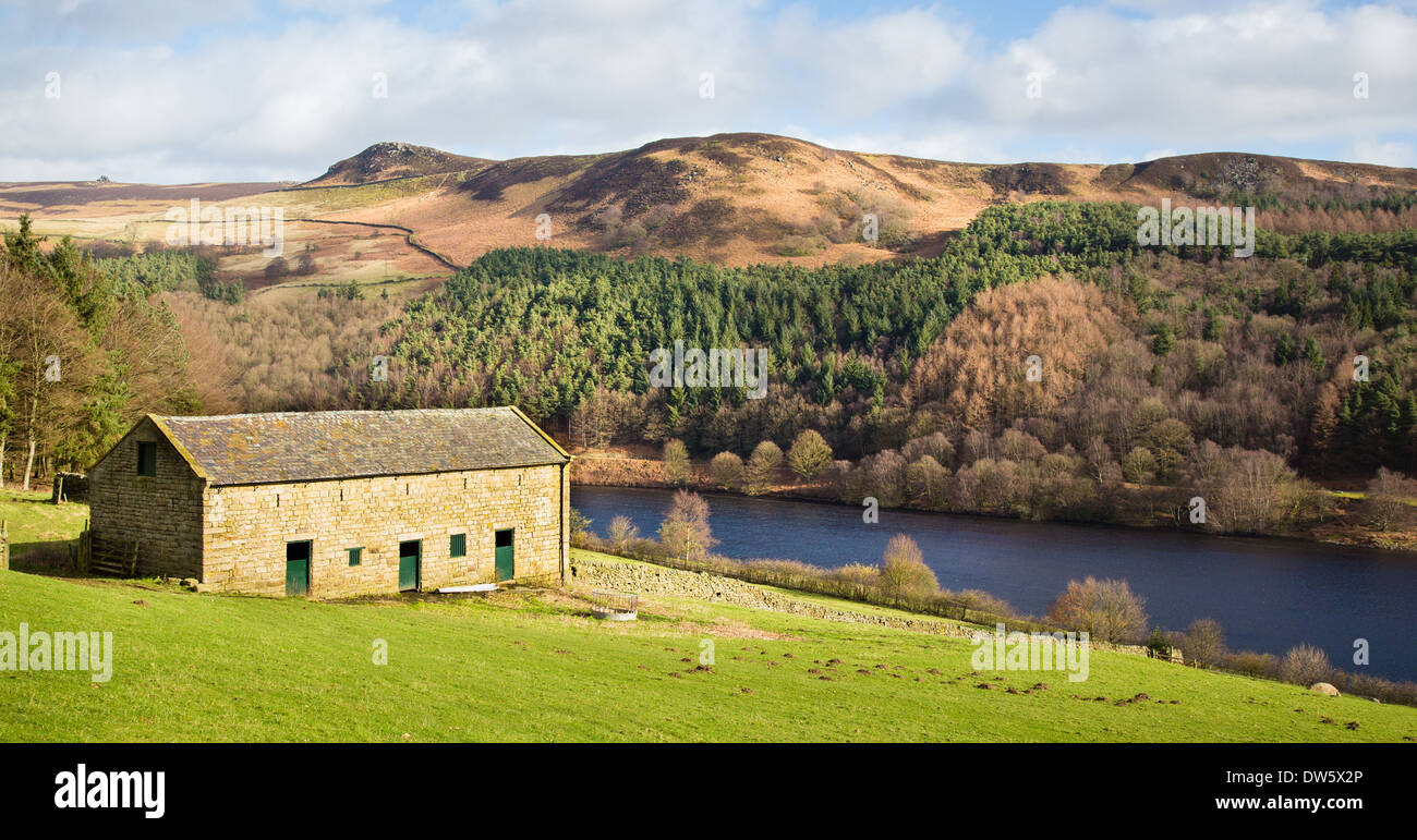 Feld-Scheune über Ladybower Vorratsbehälter in Derbyshire Peak District mit Blick auf Whinstone Lee Tor Stockfoto