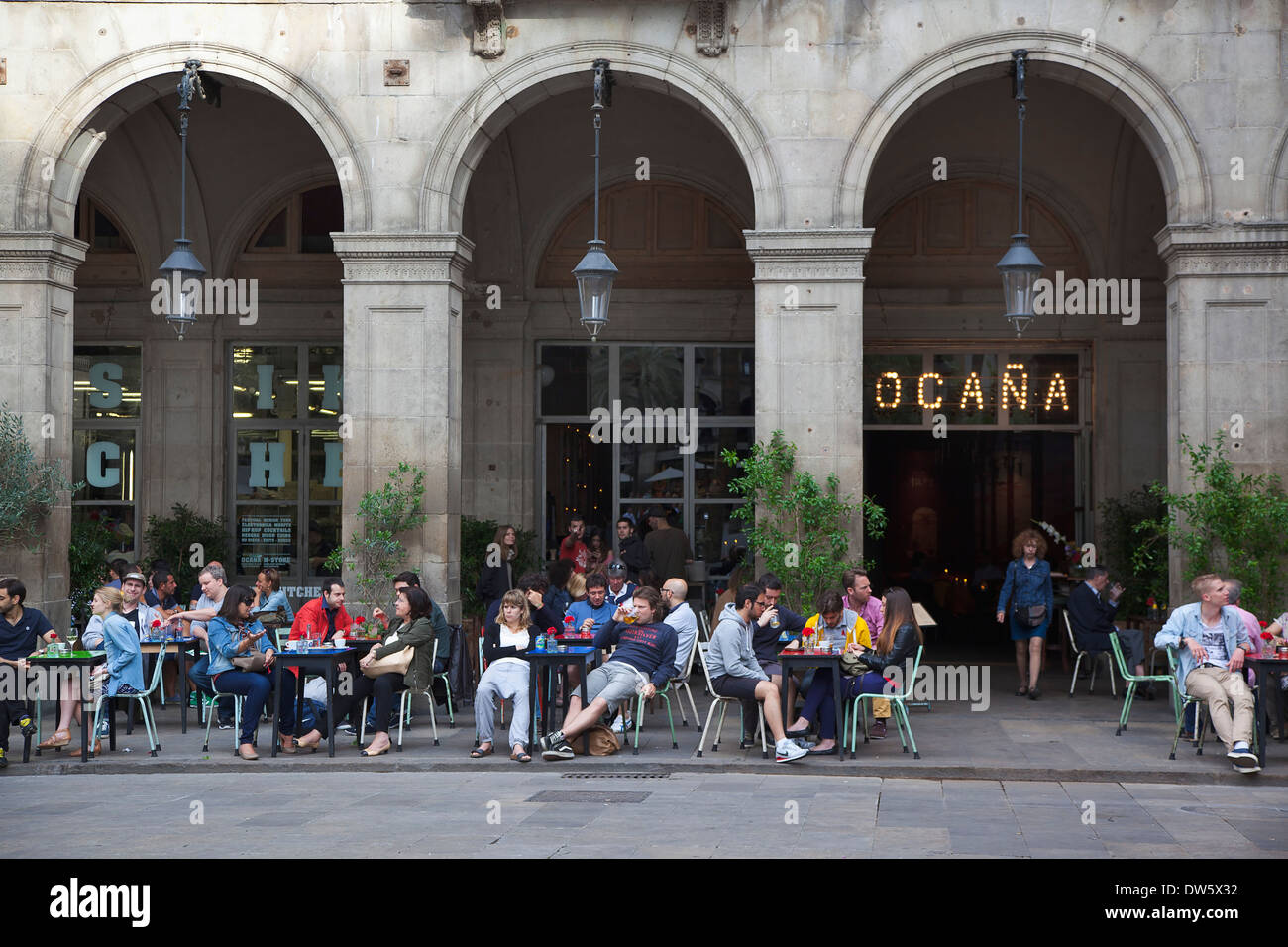 Spanien, Katalonien, Barcelona, Touristen saßen an Tischen im freien Café im Placa Reial. Stockfoto