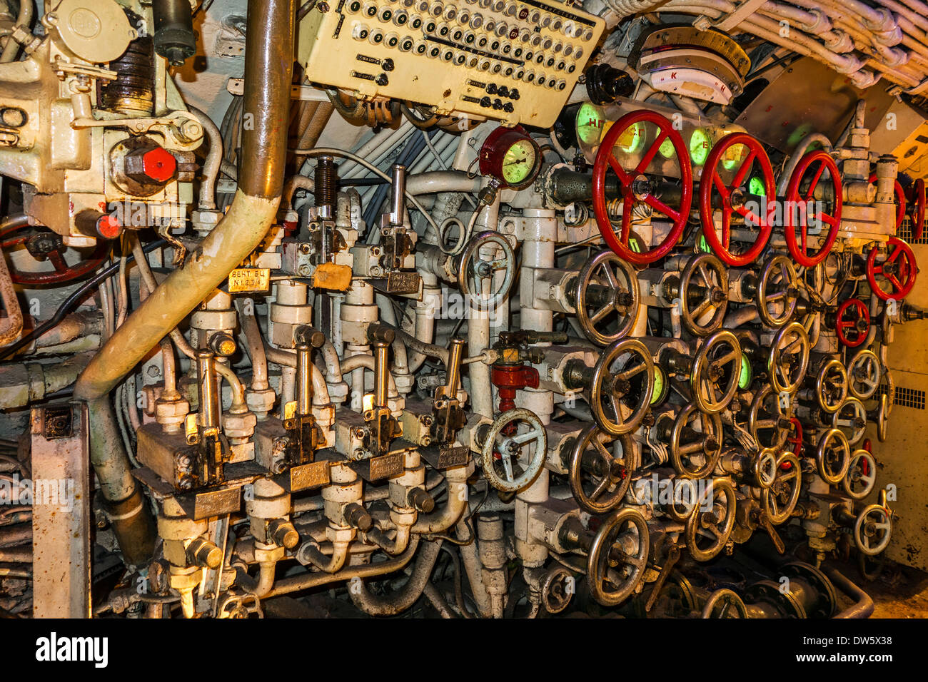 Ventil-Räder für das lassen Wasser in Ballasttanks im Gefechtsstand im russischen-u-Boot-B-143 / U-480 Foxtrott Typ 641 Stockfoto