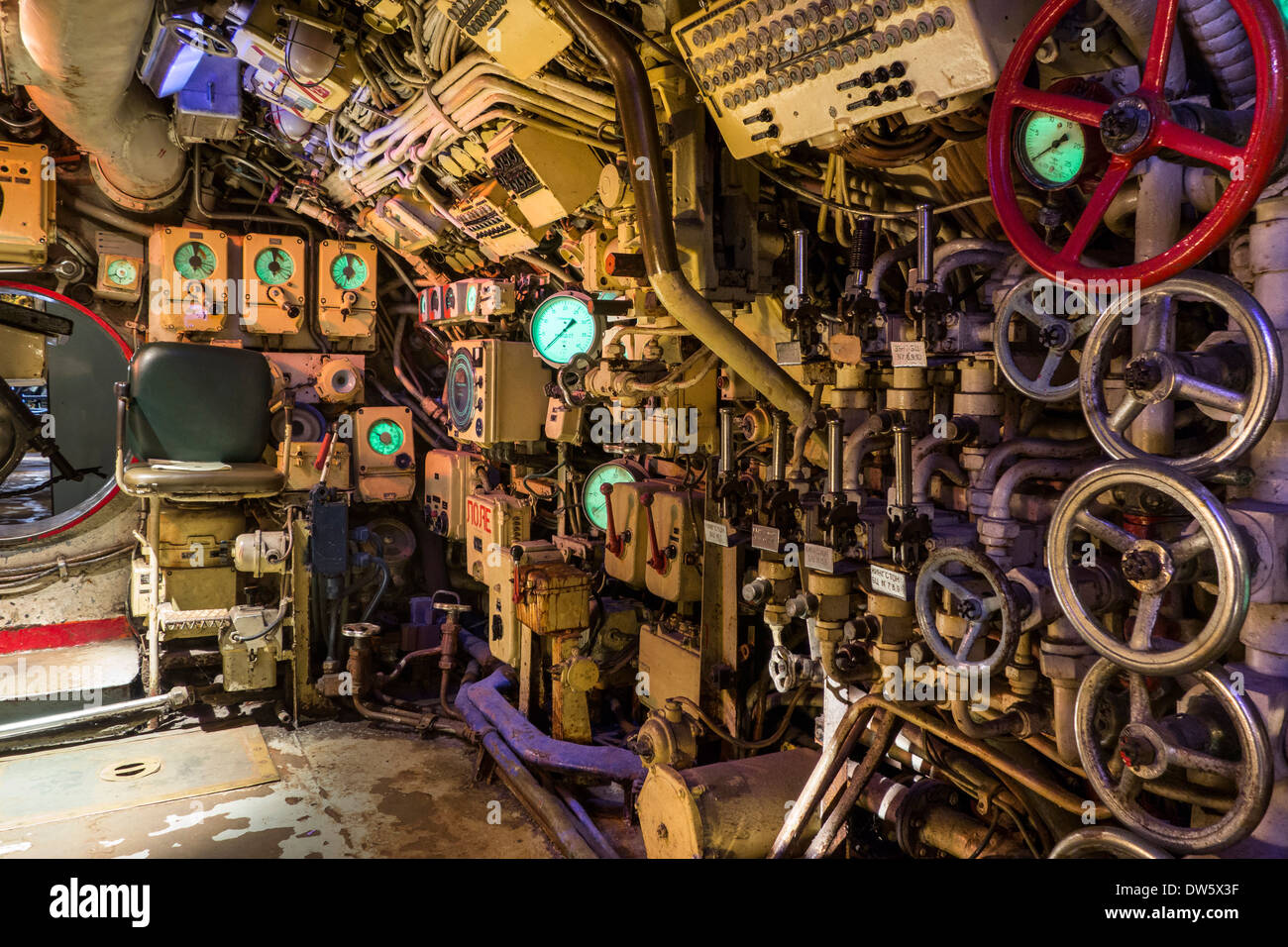Ventil-Räder für das lassen Wasser in Ballasttanks im Gefechtsstand im russischen-u-Boot-B-143 / U-480 Foxtrott Typ 641 Stockfoto