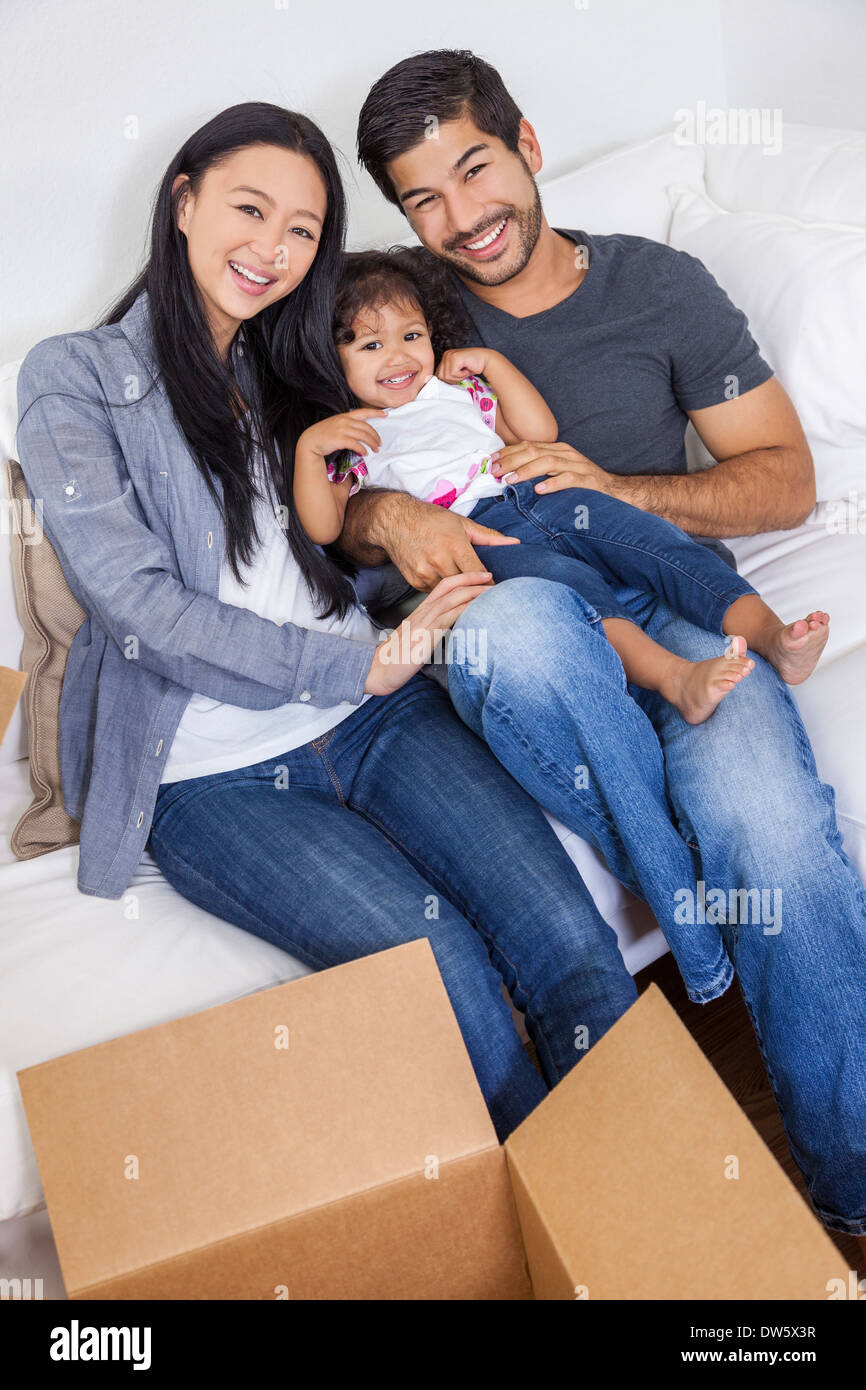 Asiatische chinesische Familie, Eltern und junge Mädchen Kind Tochter, Verpackung oder Kisten auspacken und Umzug in ein neues Zuhause. Stockfoto