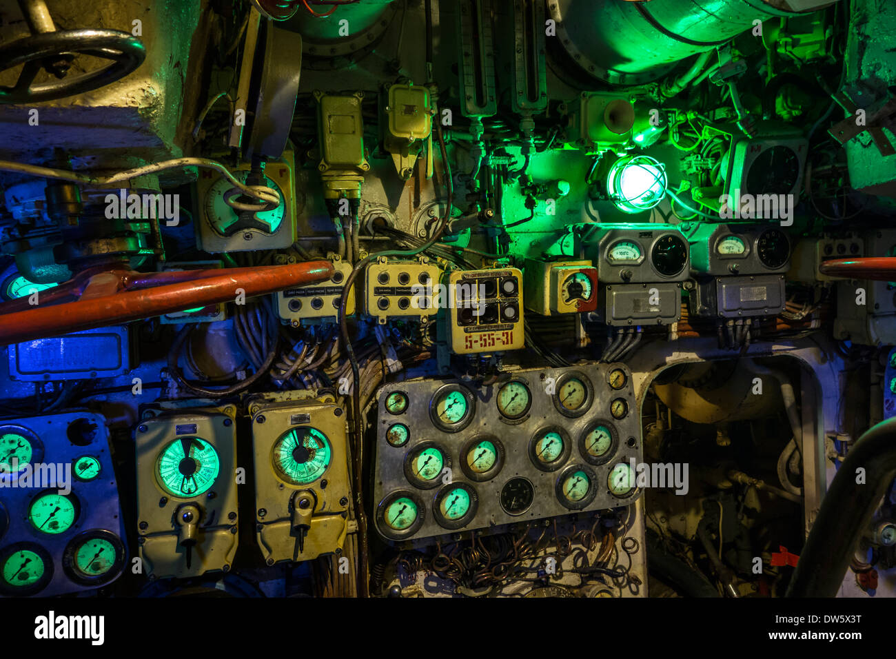 Grüne Indikatoren und Zifferblätter auf Instrumenten bei Operationen / Kontrollraum in russischen u-Boot B-143 / U-480 Foxtrott, Zeebrugge Stockfoto