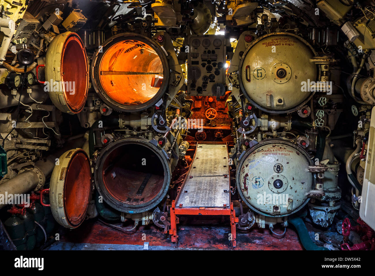 Geöffneten Torpedorohren in achtern Torpedo Raum im Inneren der russischen dieselelektrischen u-Boot-B-143 / U-480 Foxtrott Typ 641 in Zeebrugge Stockfoto