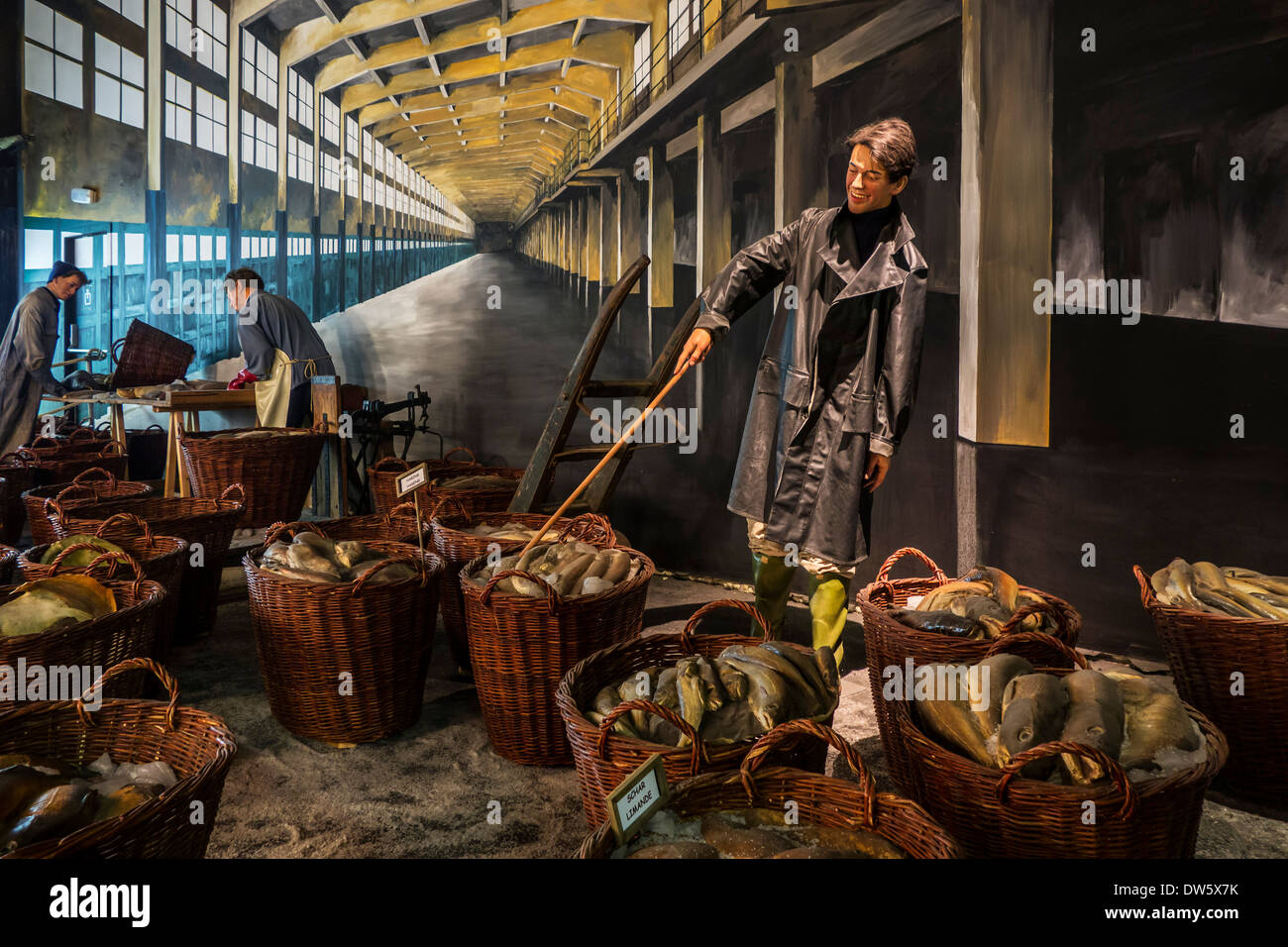 Diorama zeigt Alltag bei Fischauktion in Fischmarkt im Themenpark Seafront Maritime in Zeebrugge, Belgien Stockfoto