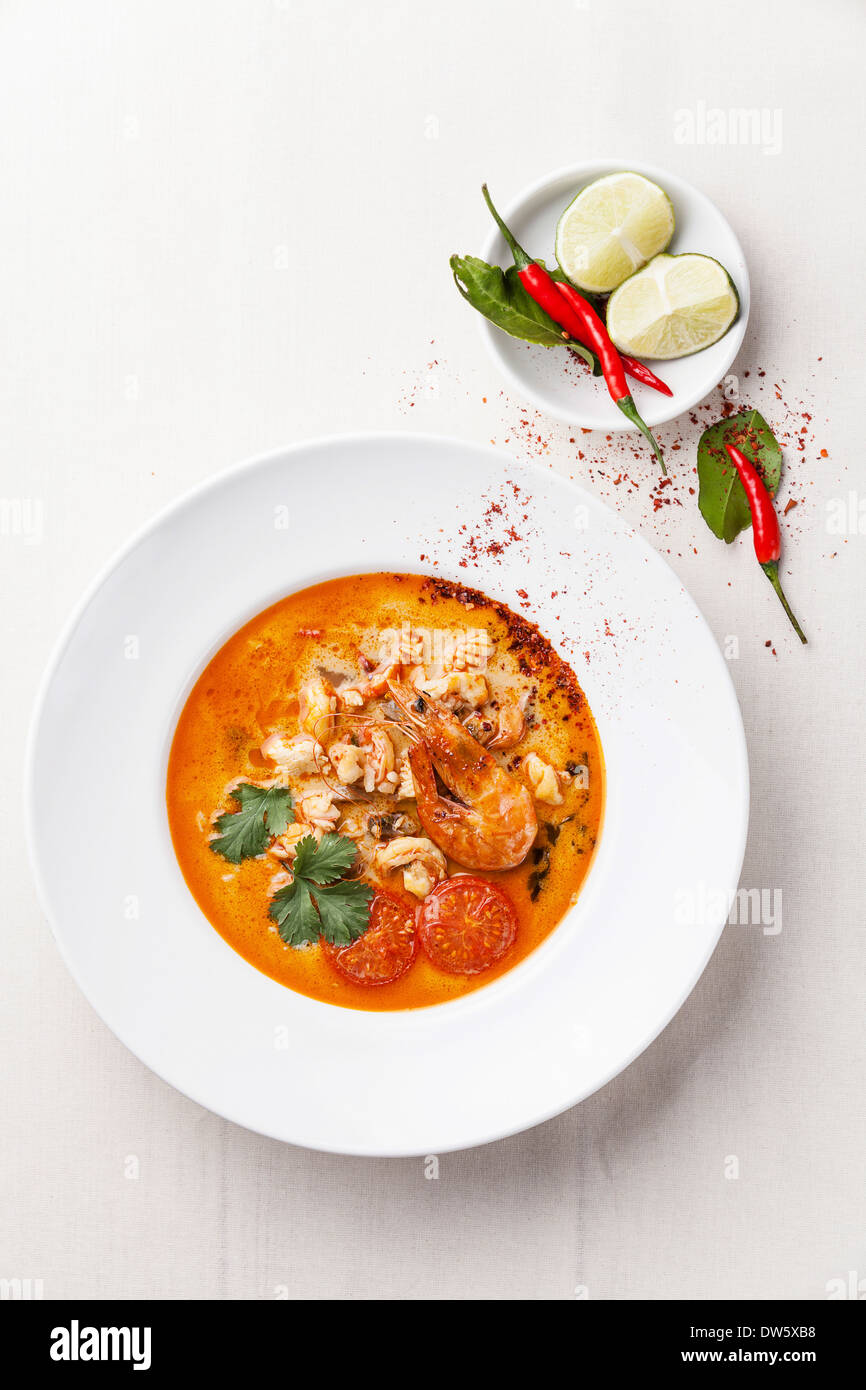 Würzige Thai Suppe Tom Yam mit Kokosmilch, Chili-Pfeffer und Meeresfrüchten Stockfoto