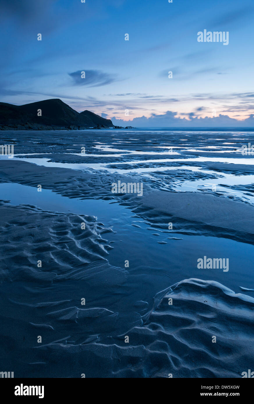 Bei Ebbe am Strand von Crackington Hafen während der Dämmerung, Cornwall, England. (August) im Sommer 2013. Stockfoto