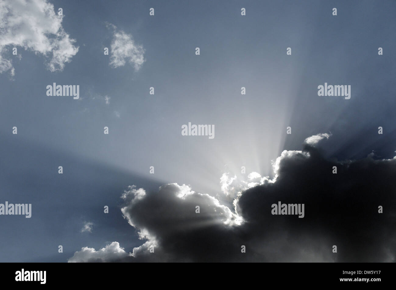 Sonnenstrahlen und Wolken Stockfoto