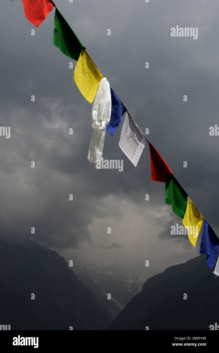 Gebetsfahnen und dramatischer Himmel, Nepal Stockfoto