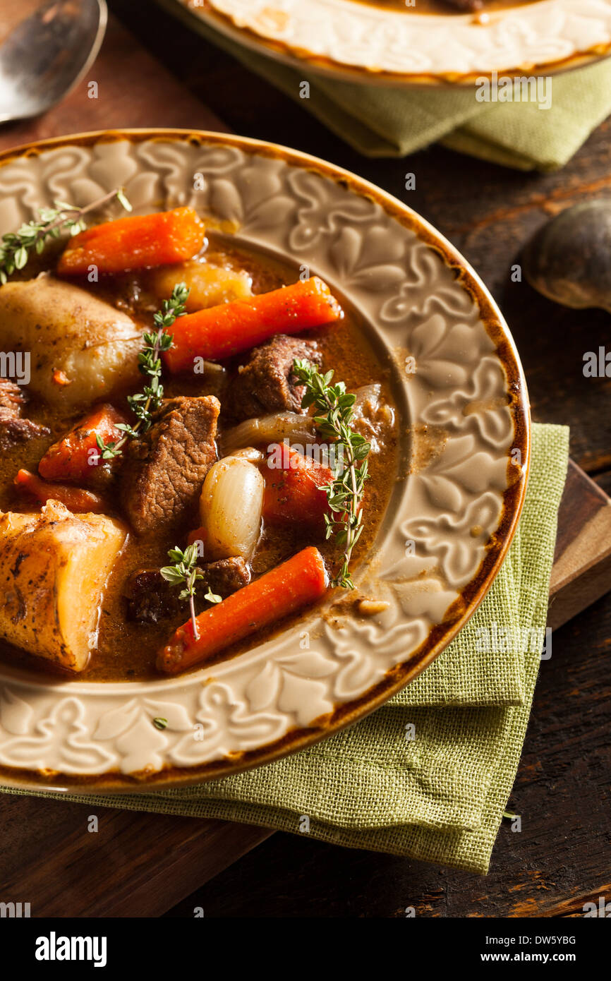 Hausgemachte irisches Rindfleisch-Eintopf mit Möhren und Kartoffeln Stockfoto