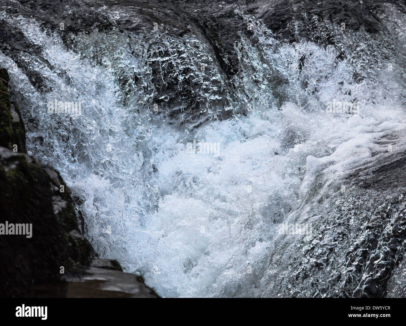 Wasserfall-Schaum und Schaum gefroren in Aktion Stockfoto
