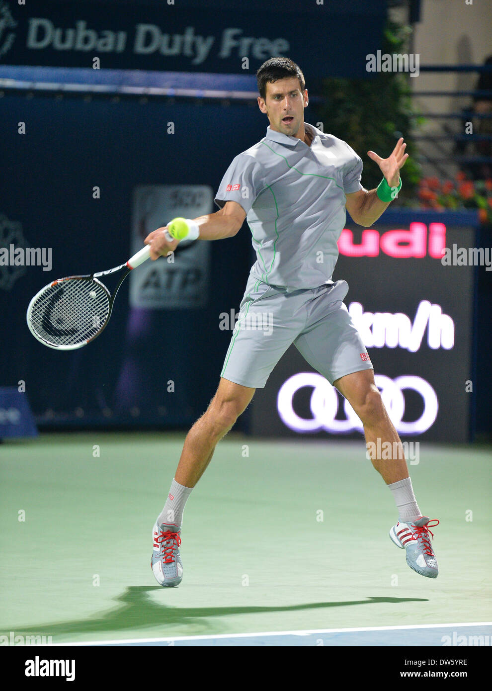 DUBAI, Vereinigte Arabische Emirate, 27. Februar 2014. Novak Djokovic  spielt eine Vorhand gegen Roger Federer im Viertelfinale der Dubai Duty  Free Tennis Championships. Federer gewann 3-6, 6-3 6-2 bis ins Finale des