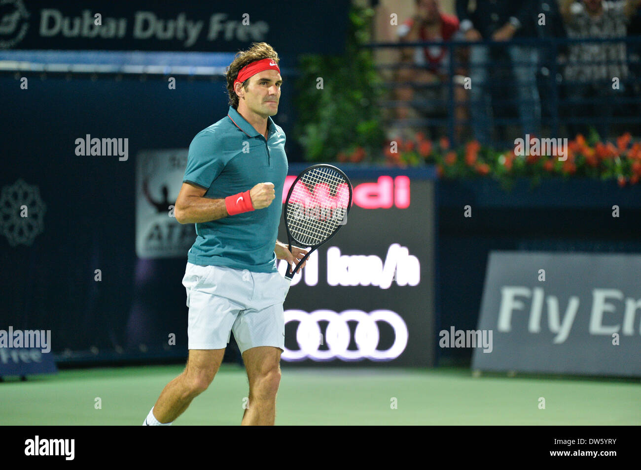 DUBAI, VAE, 27. Februar 2014. Roger Federer feiert, nachdem er im Halbfinale der Dubai Duty Free Tennis Championships einen Punkt gegen Novak Djokovic gewonnen hat. Federer buchte seinen Platz im Finale des Turniers mit diesem 3-6 6-3 6-2 Sieg Kredit: Feroz Khan/Alamy Live News Stockfoto