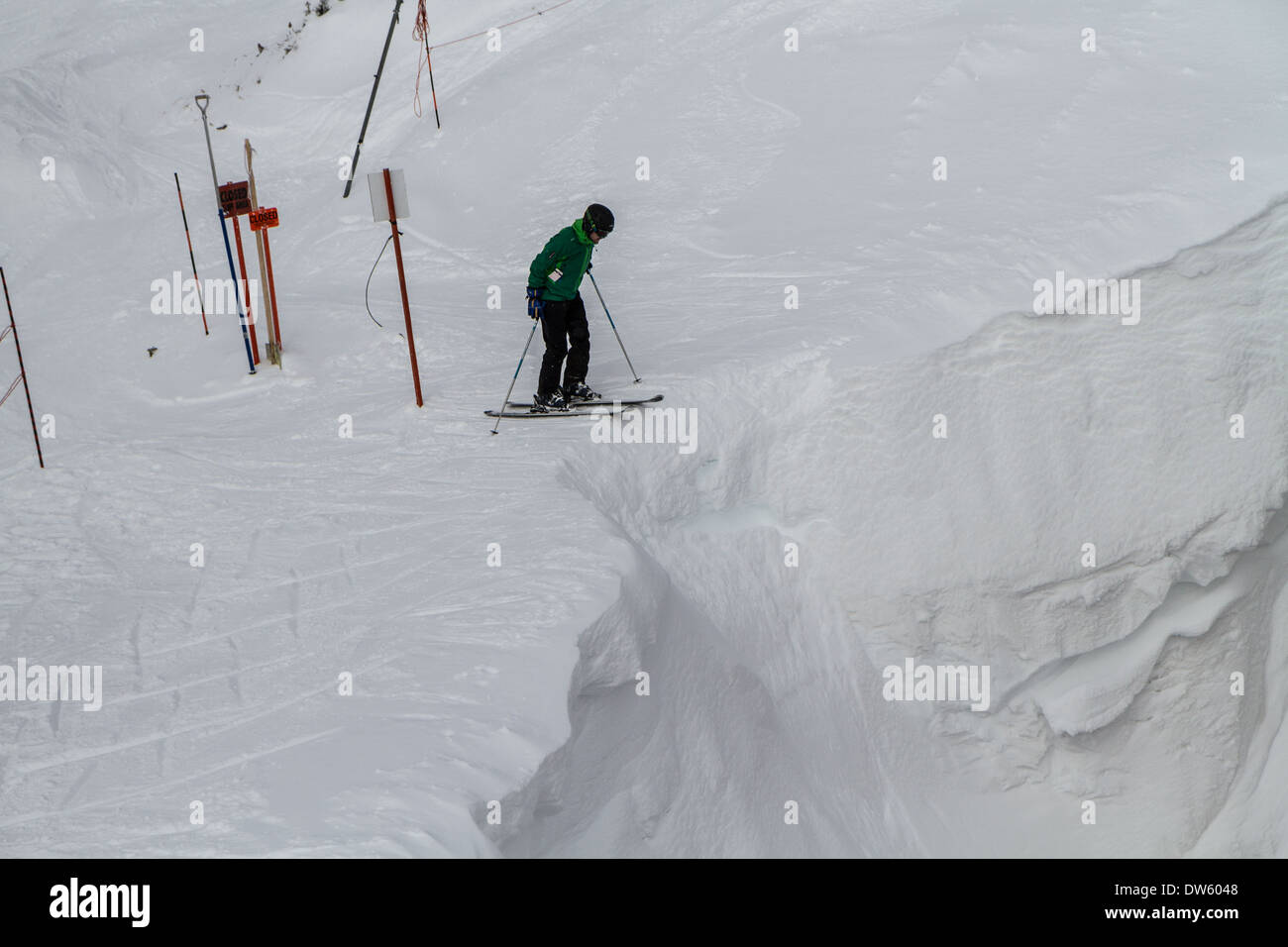 Skifahrer stehen am Rande Corbets Couloir, Jackson Hole, WY Stockfoto