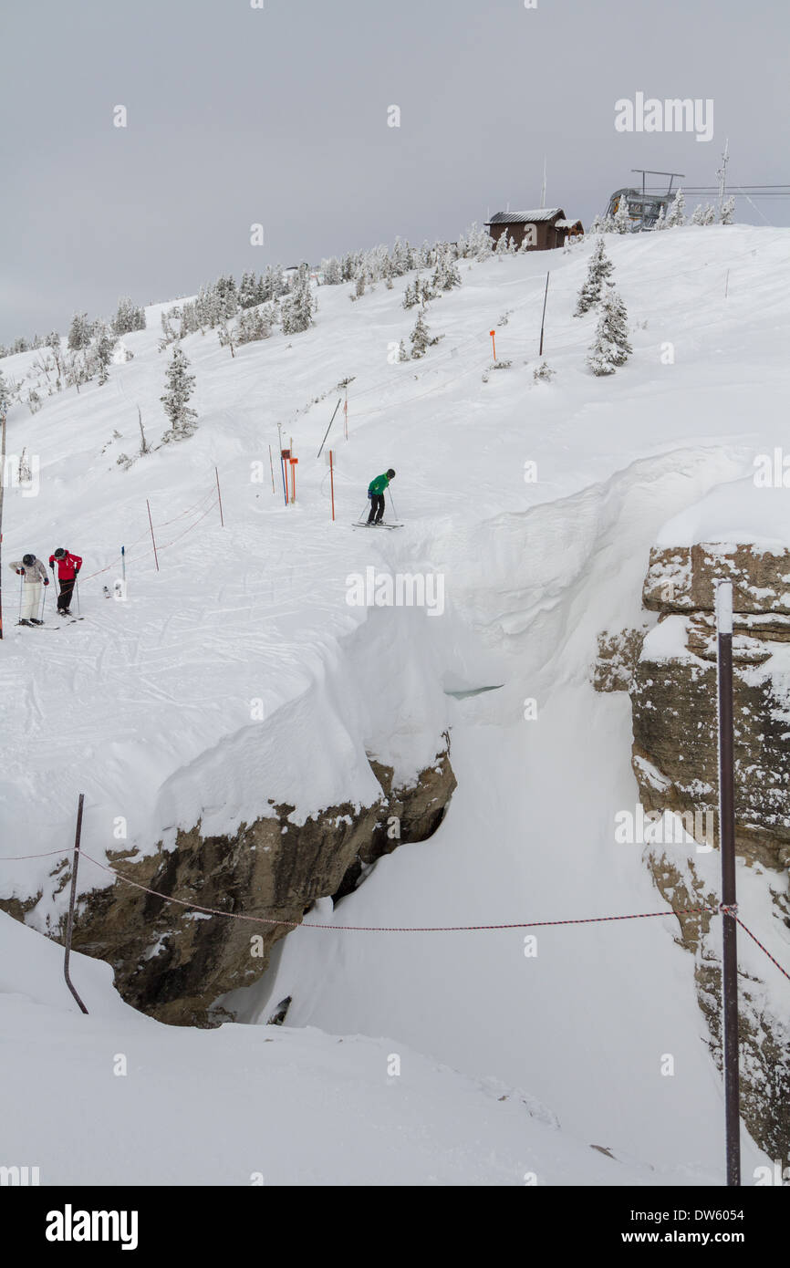 Skifahrer stehen am Rande Corbets Couloir, Jackson Hole, WY Stockfoto