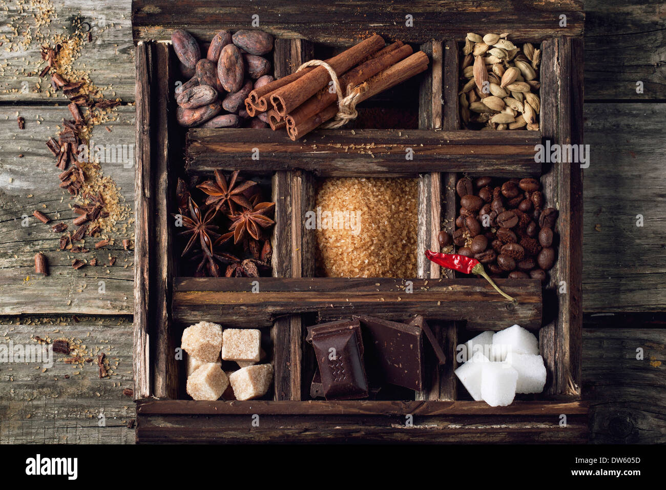 Auswahl an Bohnen, Kaffee, Schokolade, Gewürze in Holz Vitrine Stockfoto