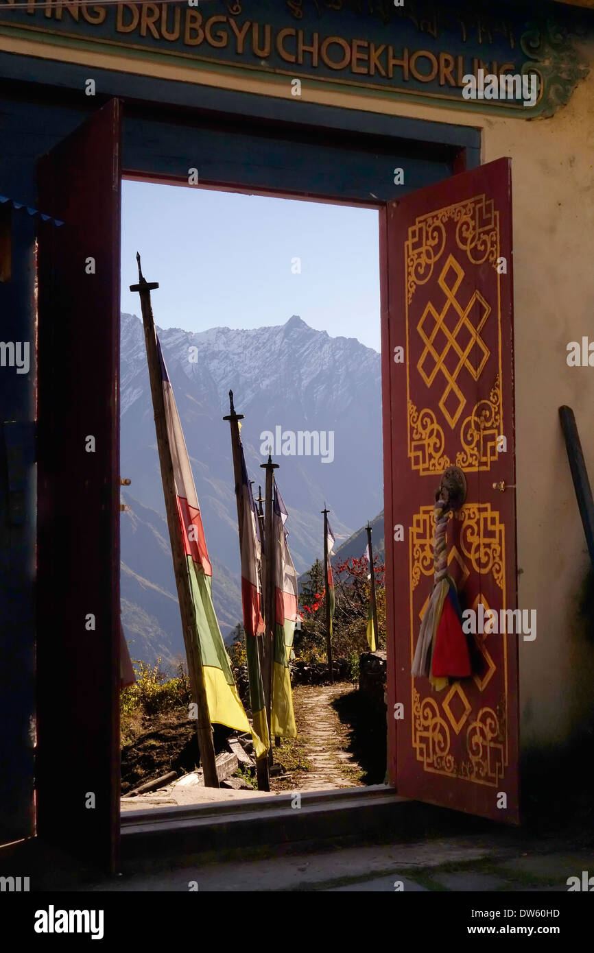 Blick aus der Tür des Tempels von Namia Gumba-Kloster in der Manaslu Region Nepals. Stockfoto