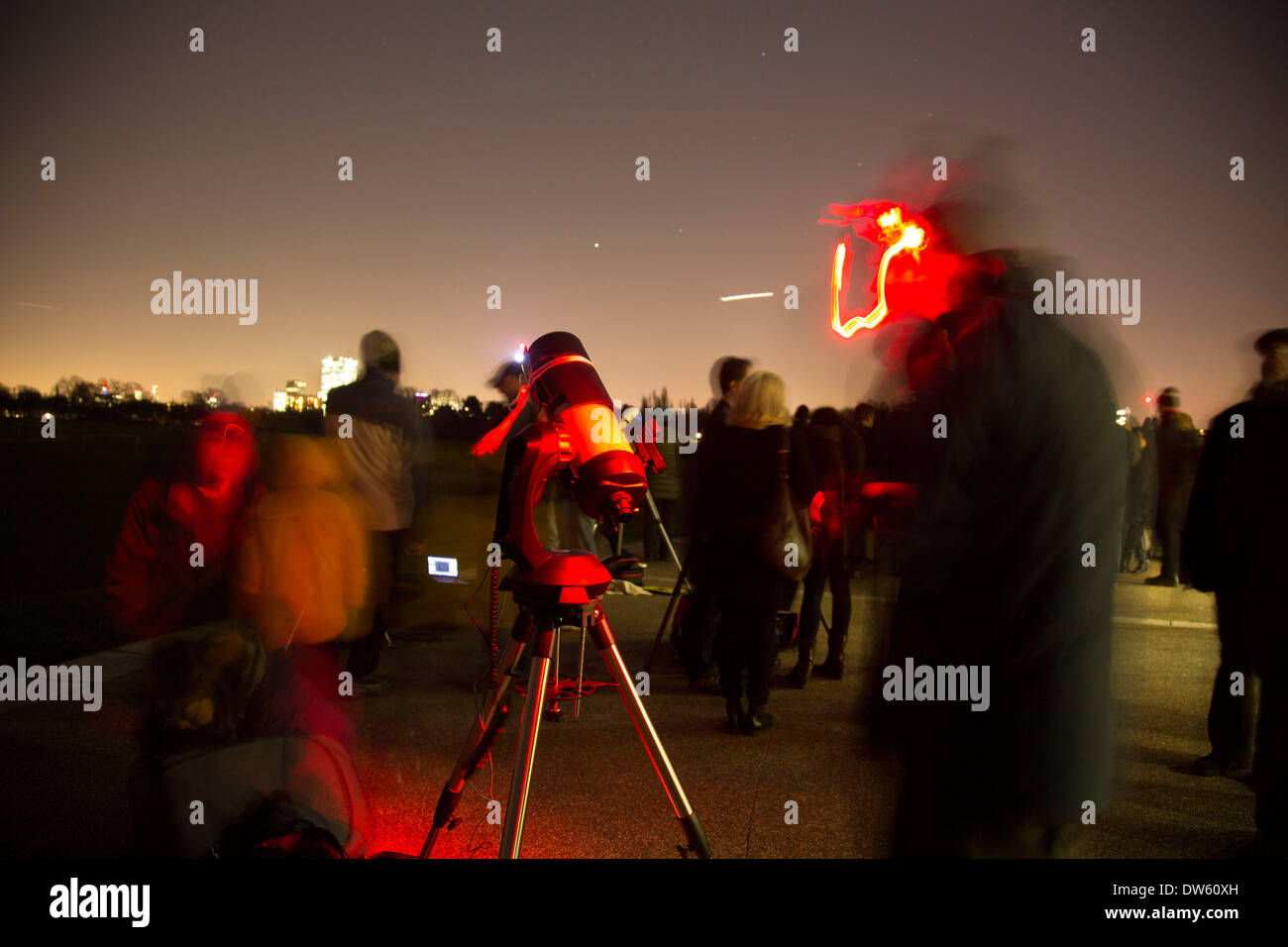 Baker Street unregelmäßige Astronomen treffen für Amateur-Astronomie Sternbeobachtung im Regents Park im Zentrum von London, UK. Stockfoto