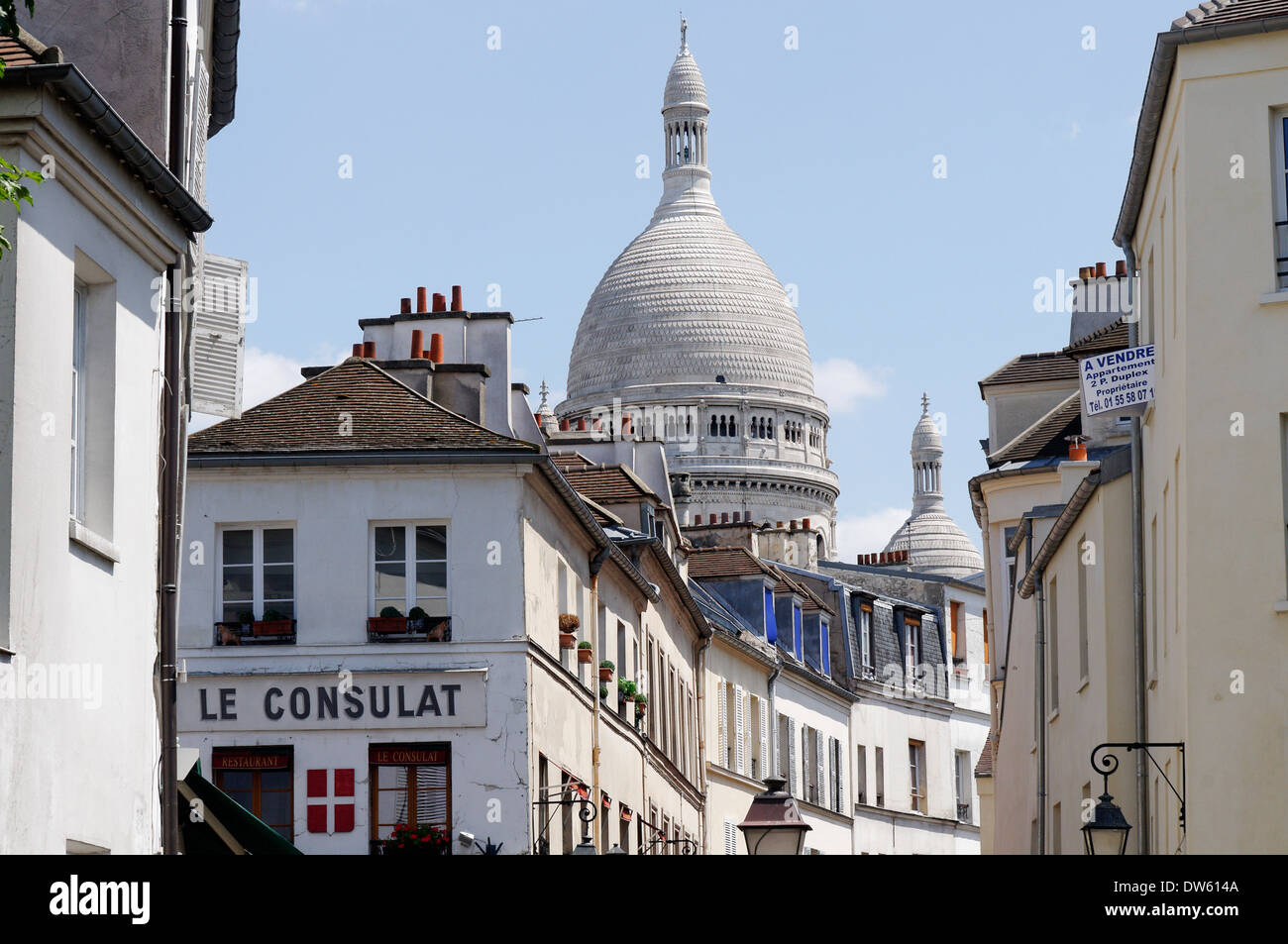 Sacre Coeur Basilika ragt über die Straßen von Montmartre, Paris Stockfoto