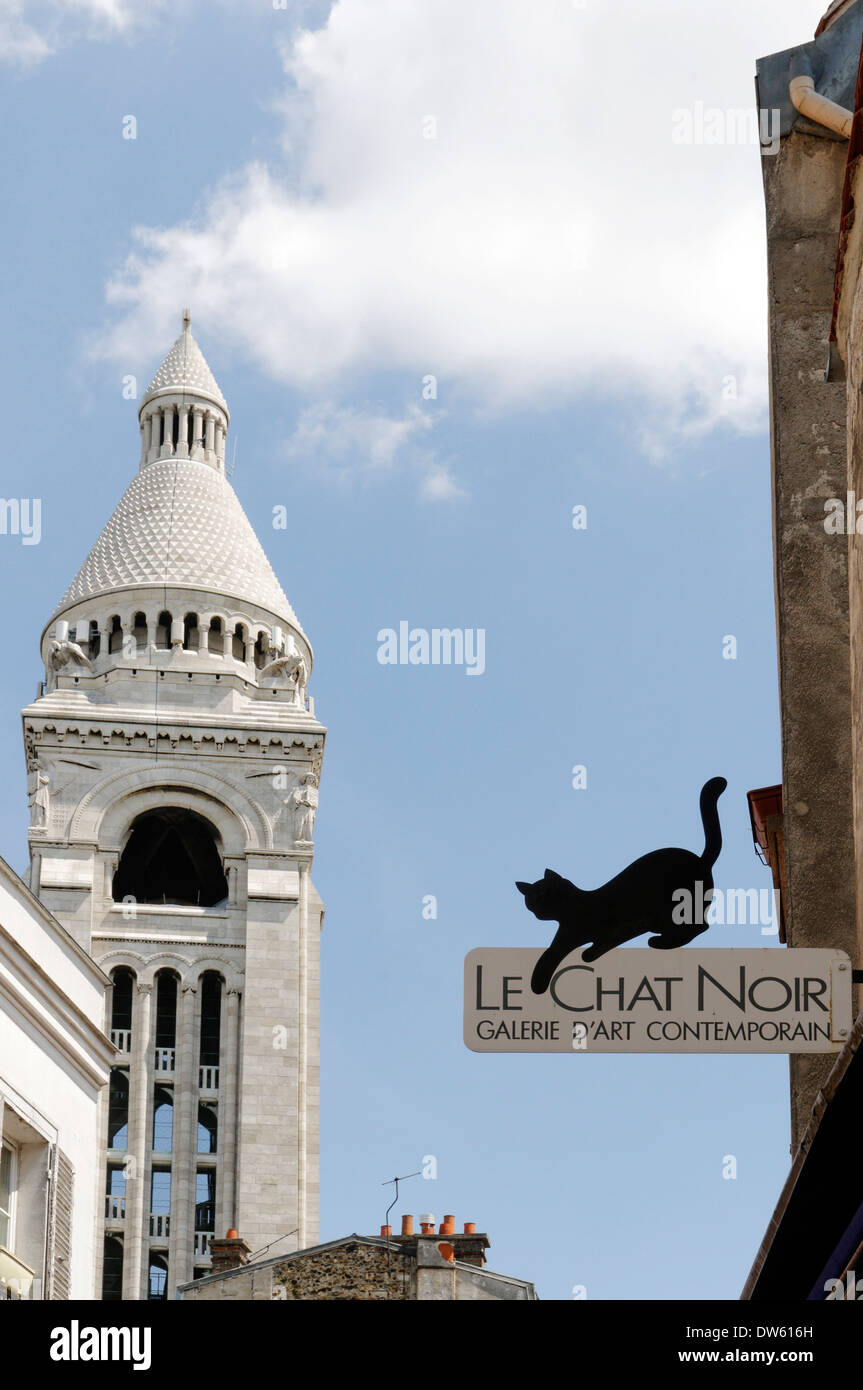 Sacre Coeur Basilika ragt über die Straßen von Montmartre, Paris Stockfoto