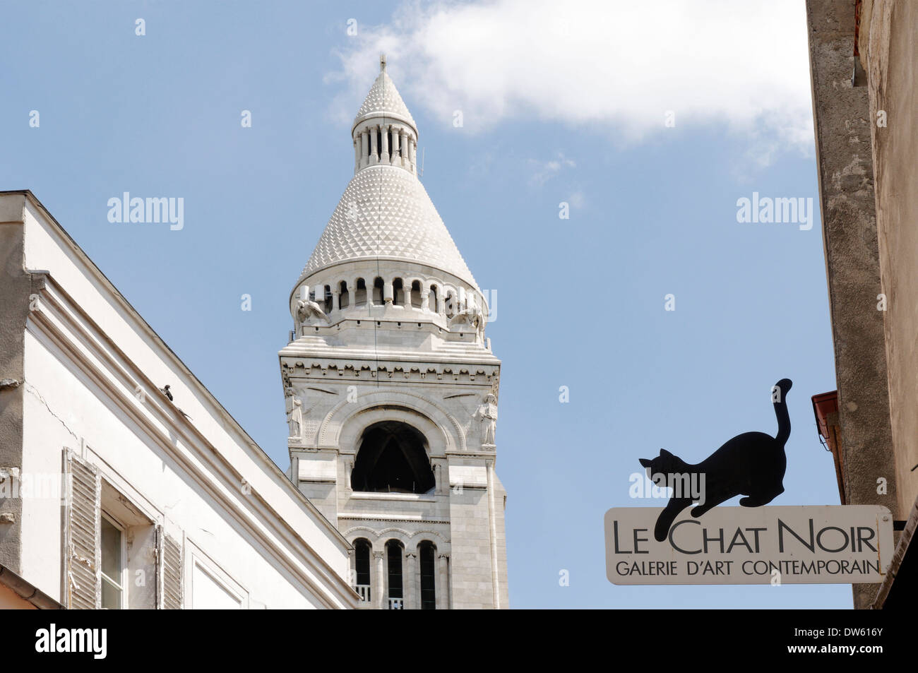 Sacre Coeur Basilika ragt über die Straßen von Montmartre, Paris Stockfoto