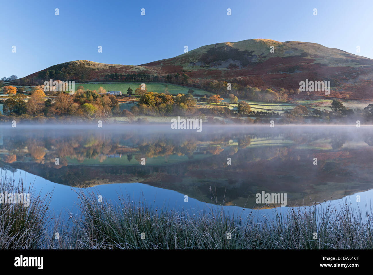 Nebel Abbrennen Loweswater an einem frostigen Herbstmorgen, Lake District, Cumbria, England. Herbst (November) 2013. Stockfoto