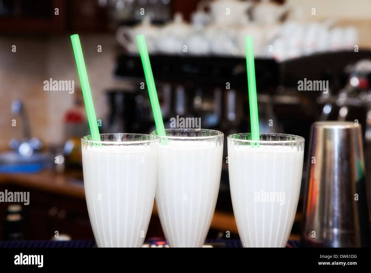 ohne Alkohol trinken Milch cocktail mit Stroh auf Bar Stockfoto