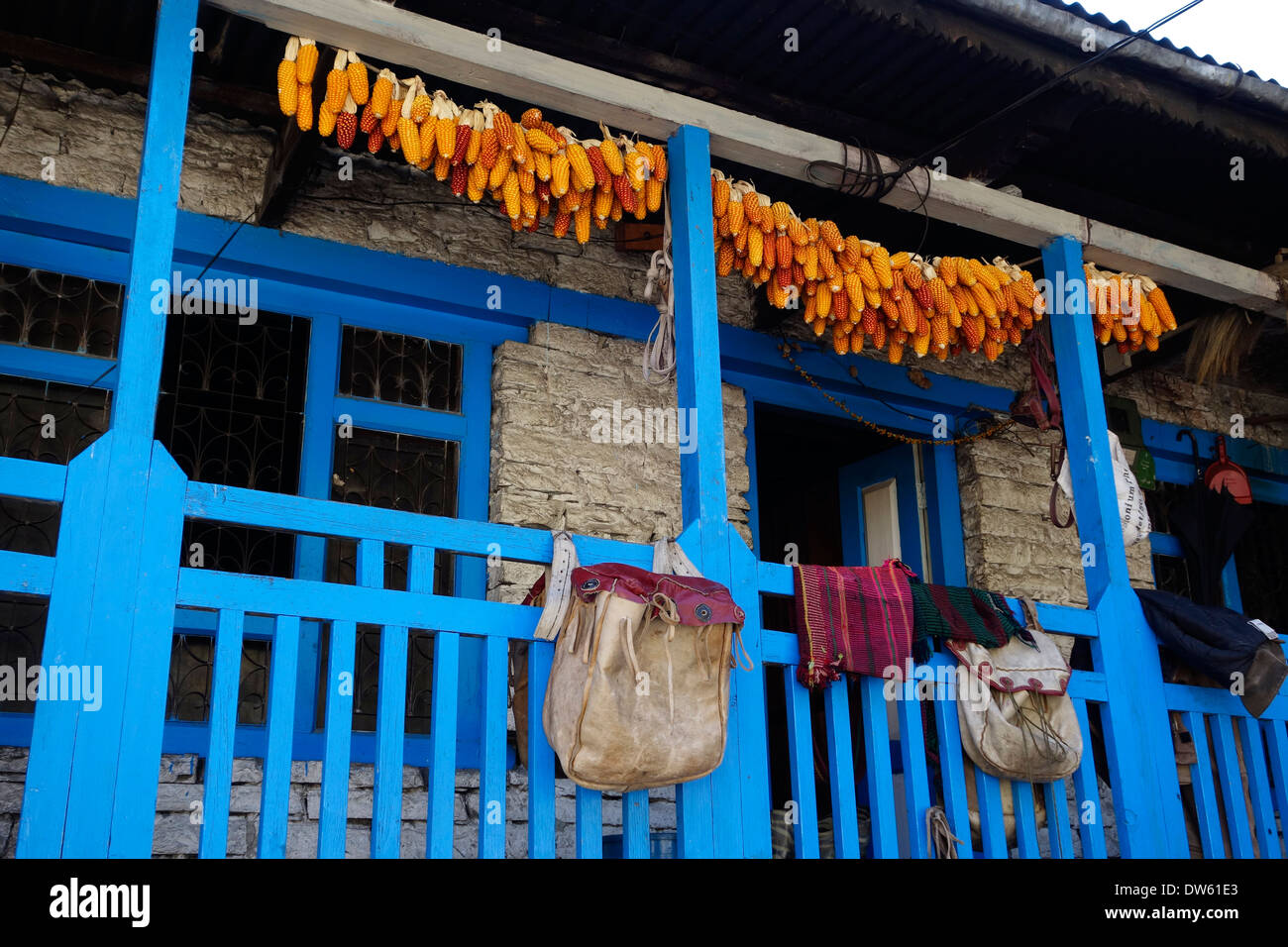 Mais, Heilung auf einer Veranda eines Hauses im Dorf von Bagarchap, Nepal. Stockfoto