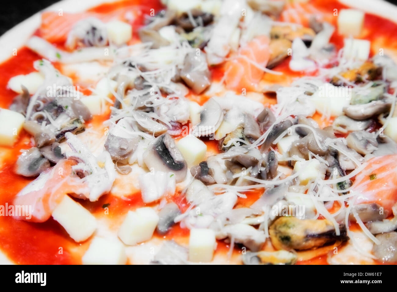 Zutaten für Pizza mit Meeresfrüchten und Fisch Stockfoto