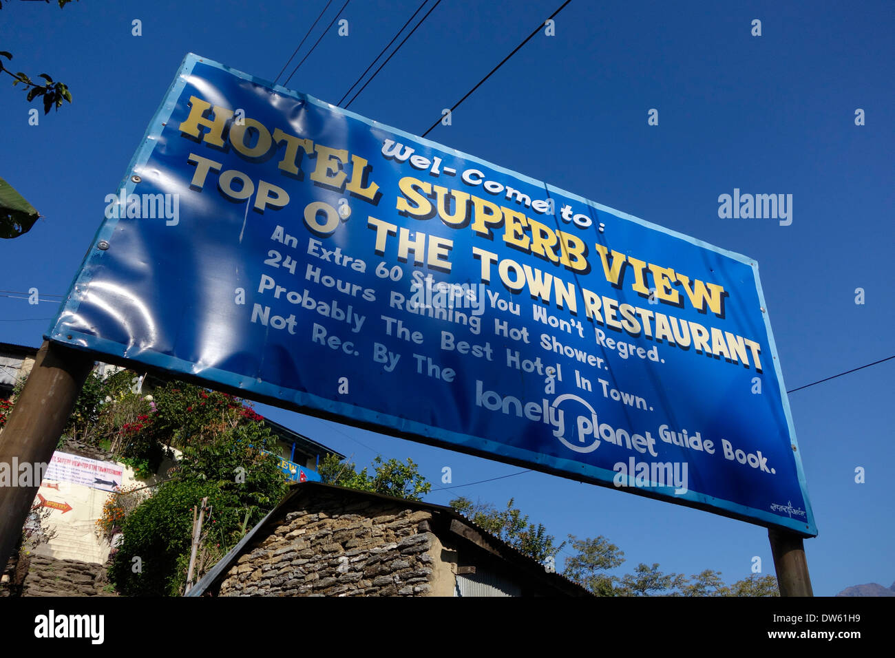 Melden Sie sich für ein Hotel und Restaurant im Dorf Bahundanda, Nepal behauptet, es ist "nicht von Lonely Planet empfohlen. Stockfoto