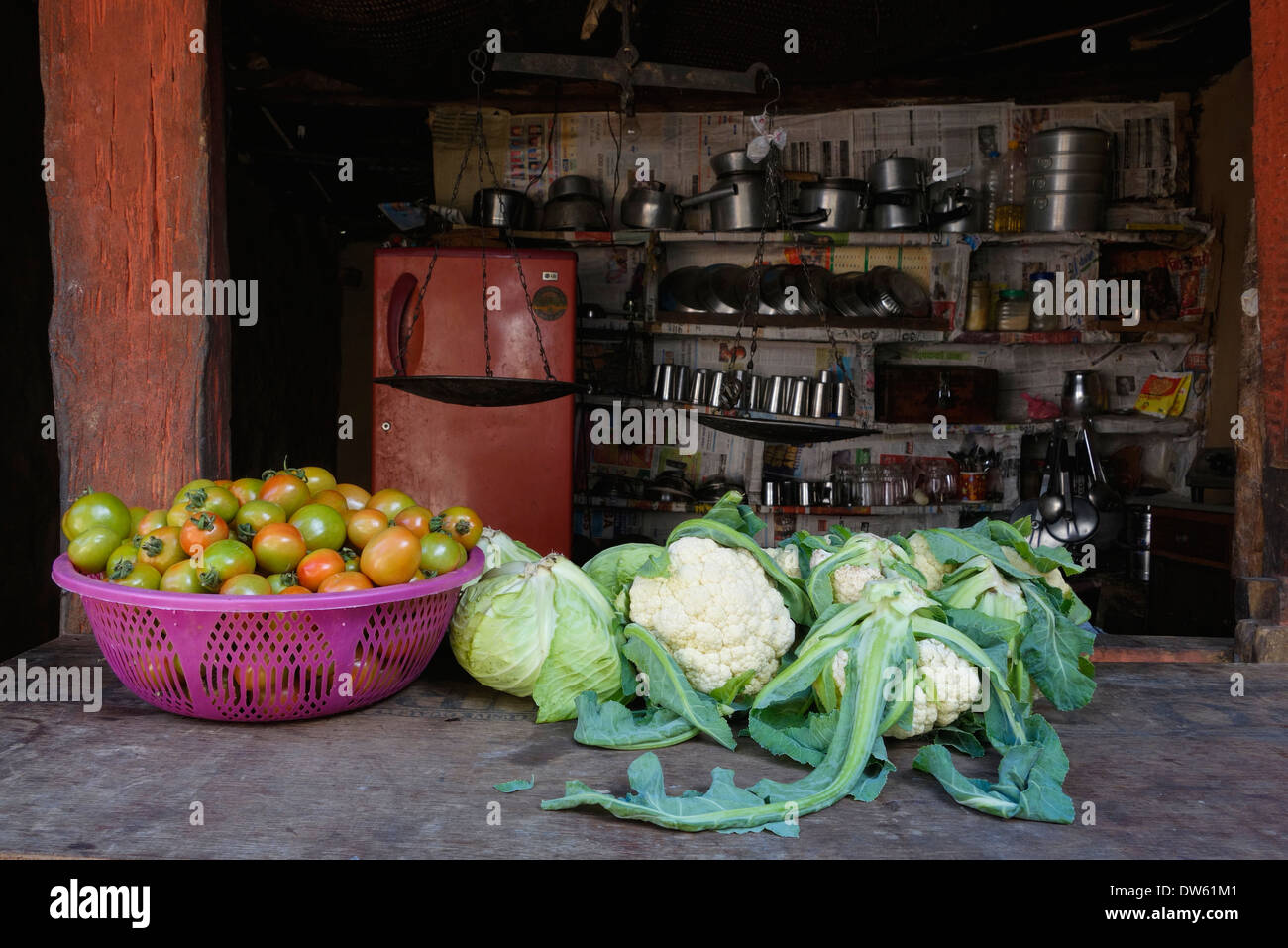 Gemüse auf dem Tresen der einen kleinen Laden in der Gorkha Region Nepals. Stockfoto
